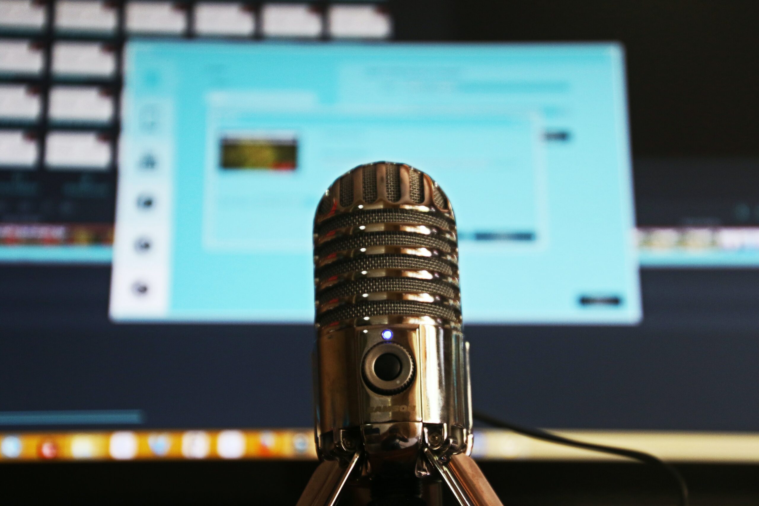microphone-infront-of-laptop